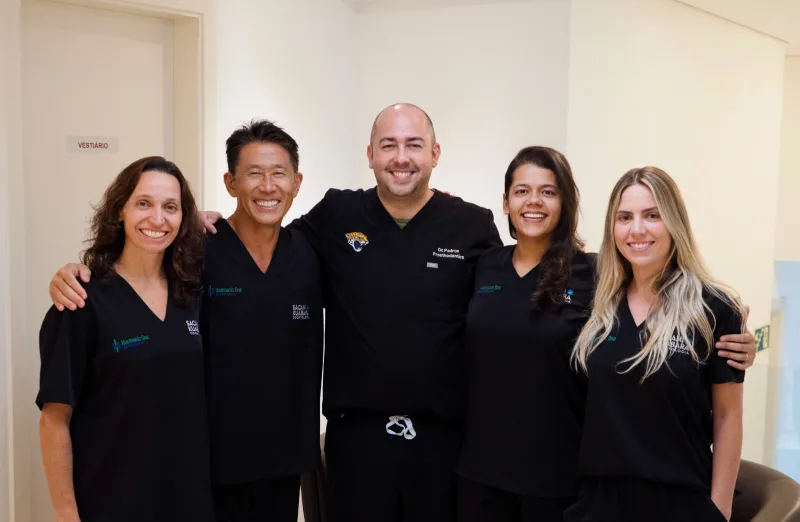 Dr. Marcos Kuabara com aluno internacional do programa de mentoria