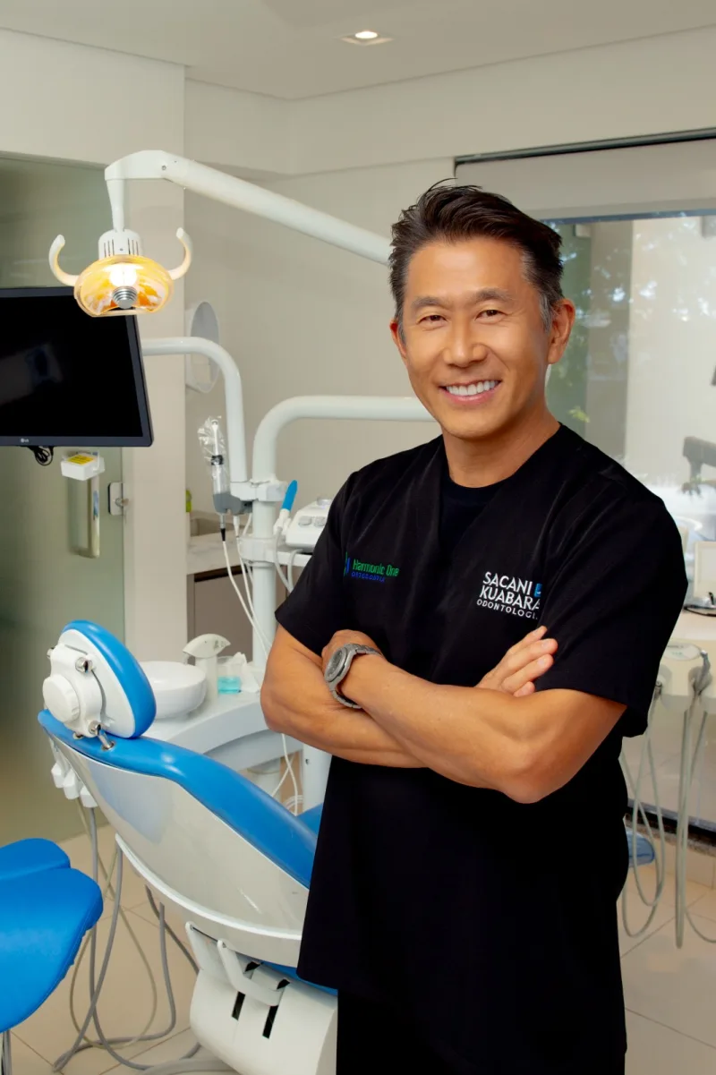 Dr. Marcos Rikio Kuabara — Cirurgião-dentista especialista em implantodontia avançada