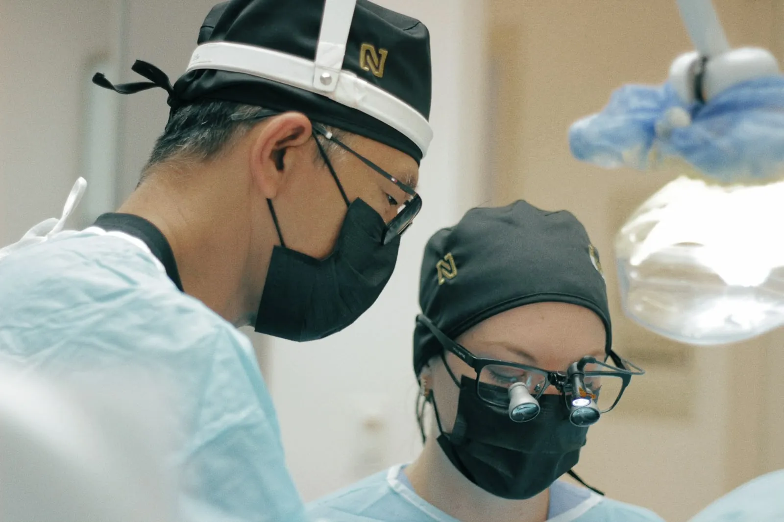Dr. Kuabara e aluno durante cirurgia de implante