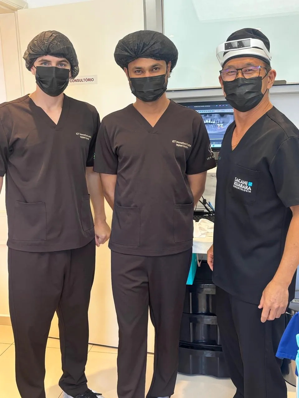 Alunos internacionais com o Dr. Kuabara na sala cirúrgica