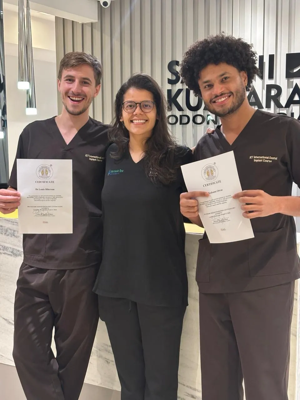 Alunos recebendo os certificados do curso na clínica