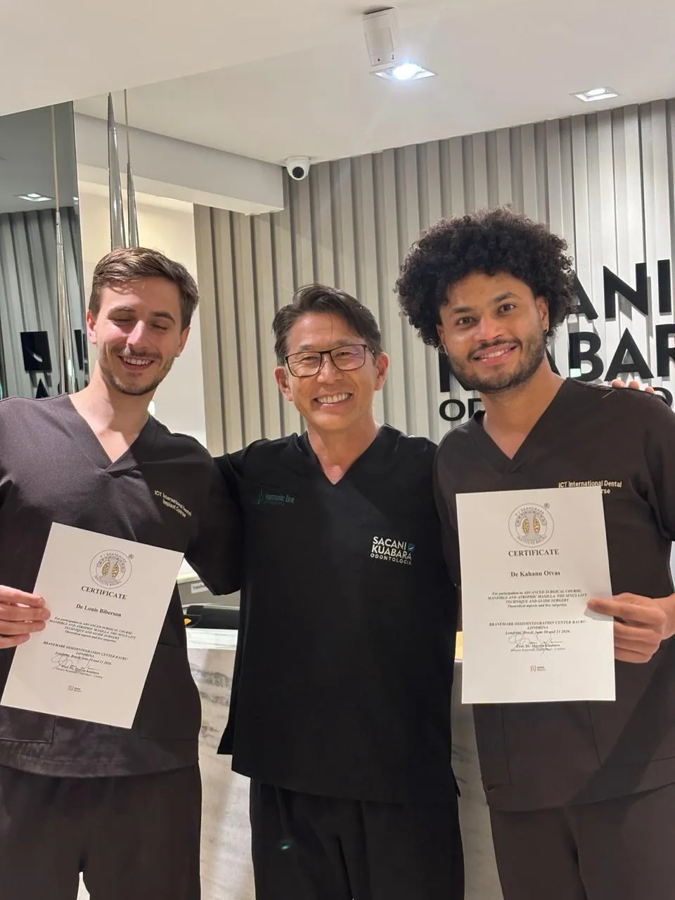 Dr. Kuabara com alunos segurando seus certificados
