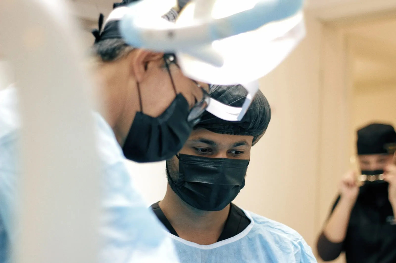 Aluno auxiliando cirurgia sob supervisão do Dr. Kuabara