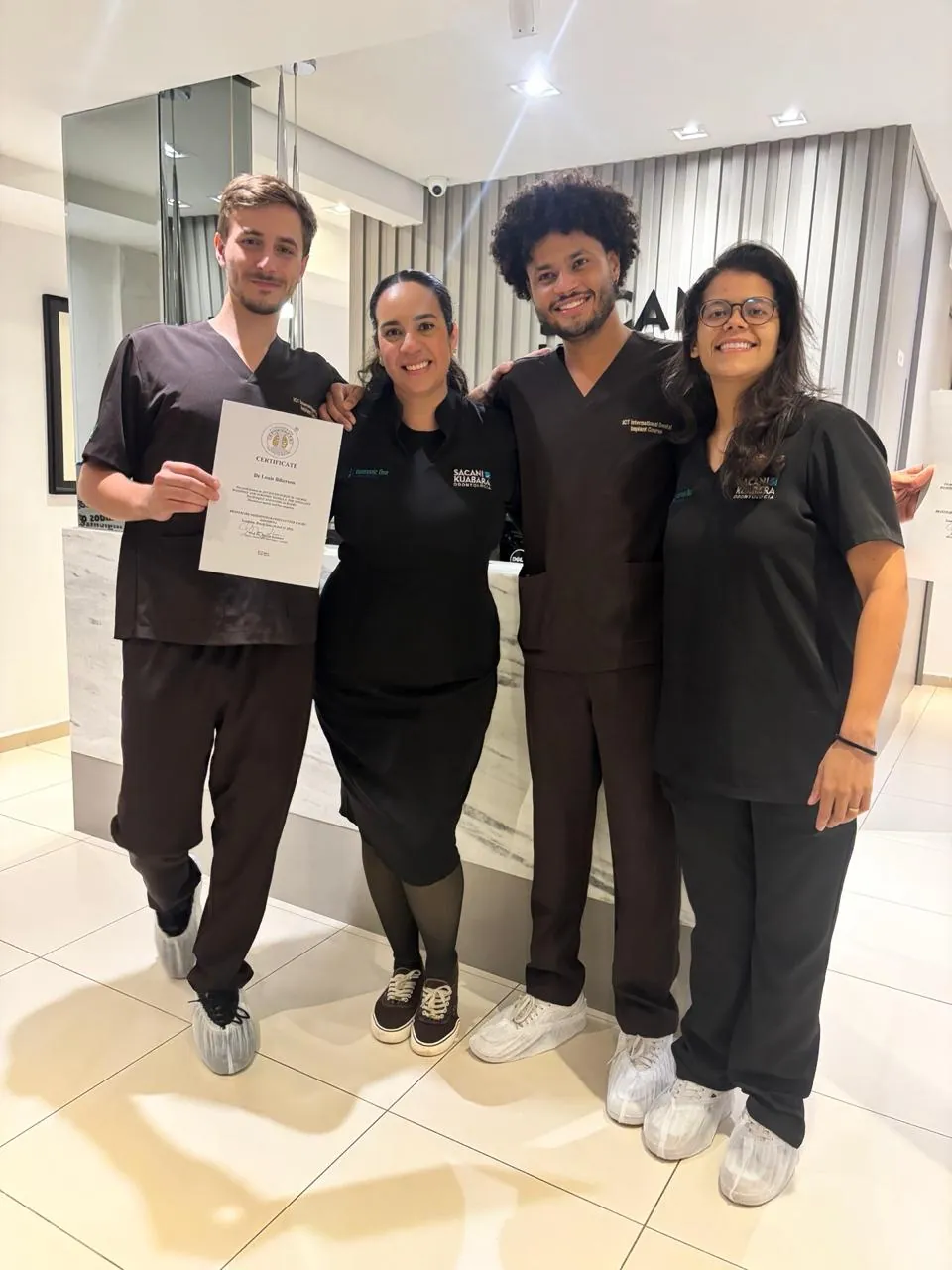 Alunos e equipe clínica da Sacani Kuabara após o curso